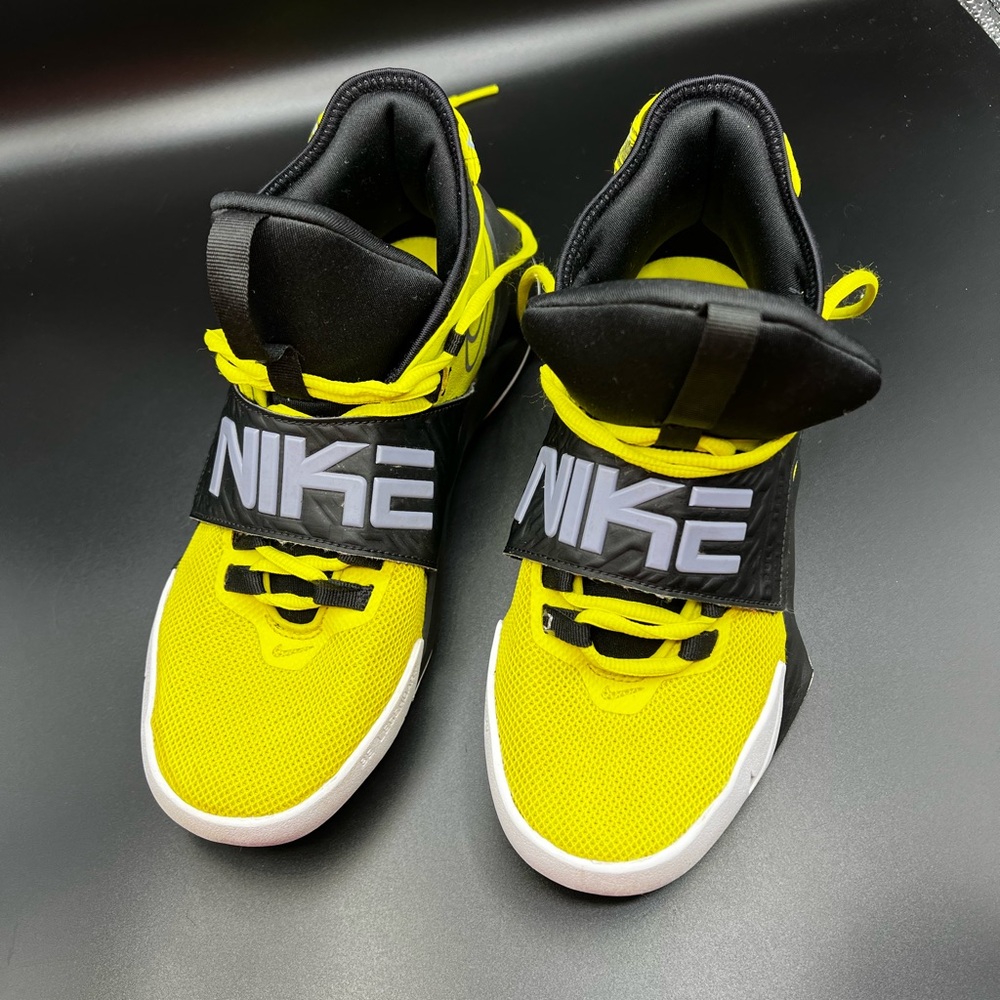 Nike Future Court Youth Size 6 Black And Green /Yellow  Excellent Condition